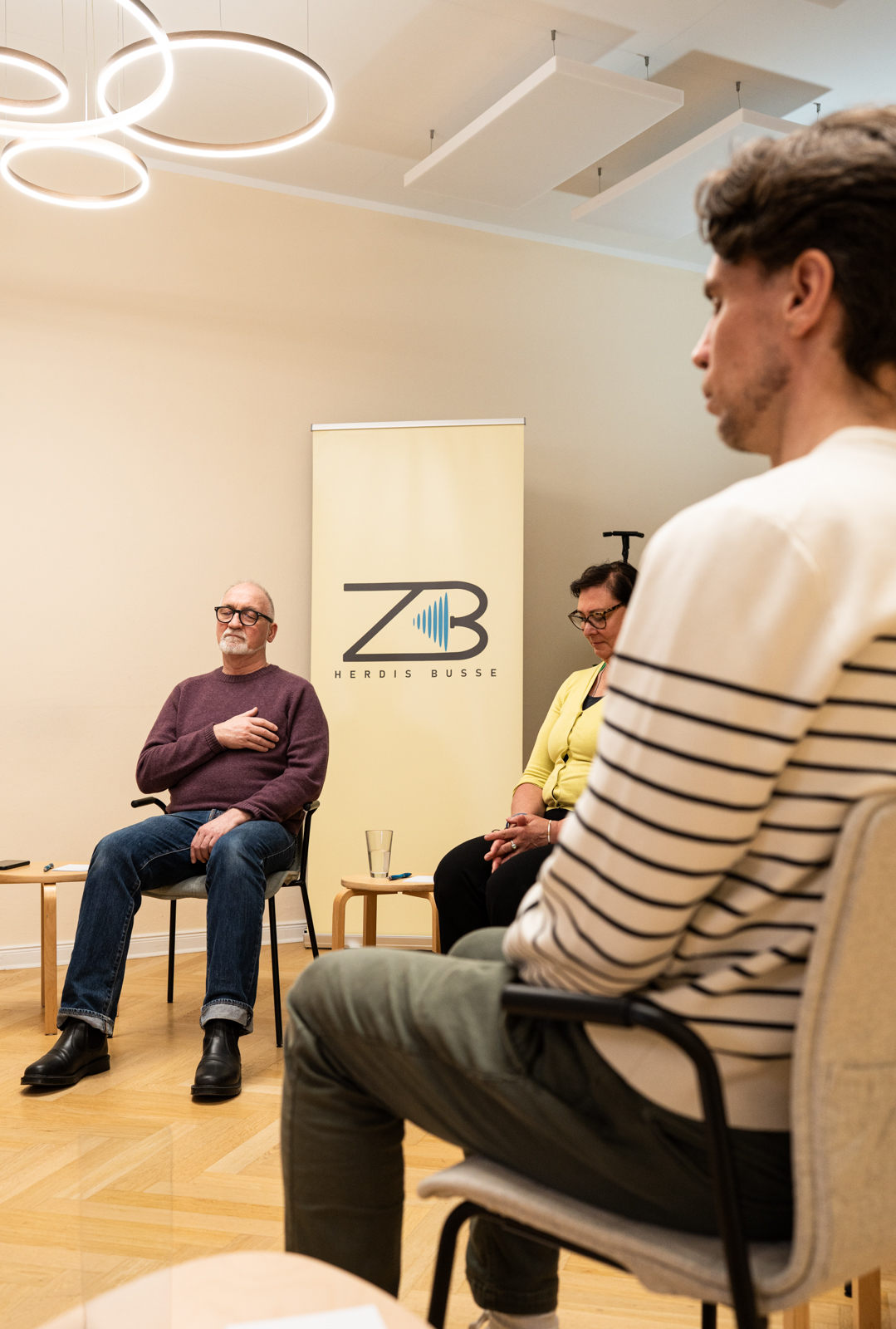 Publikum bei der Premiere der Zukunftsbühne bei der Ankommensübung - Ehrlichkeit und Echtsein.